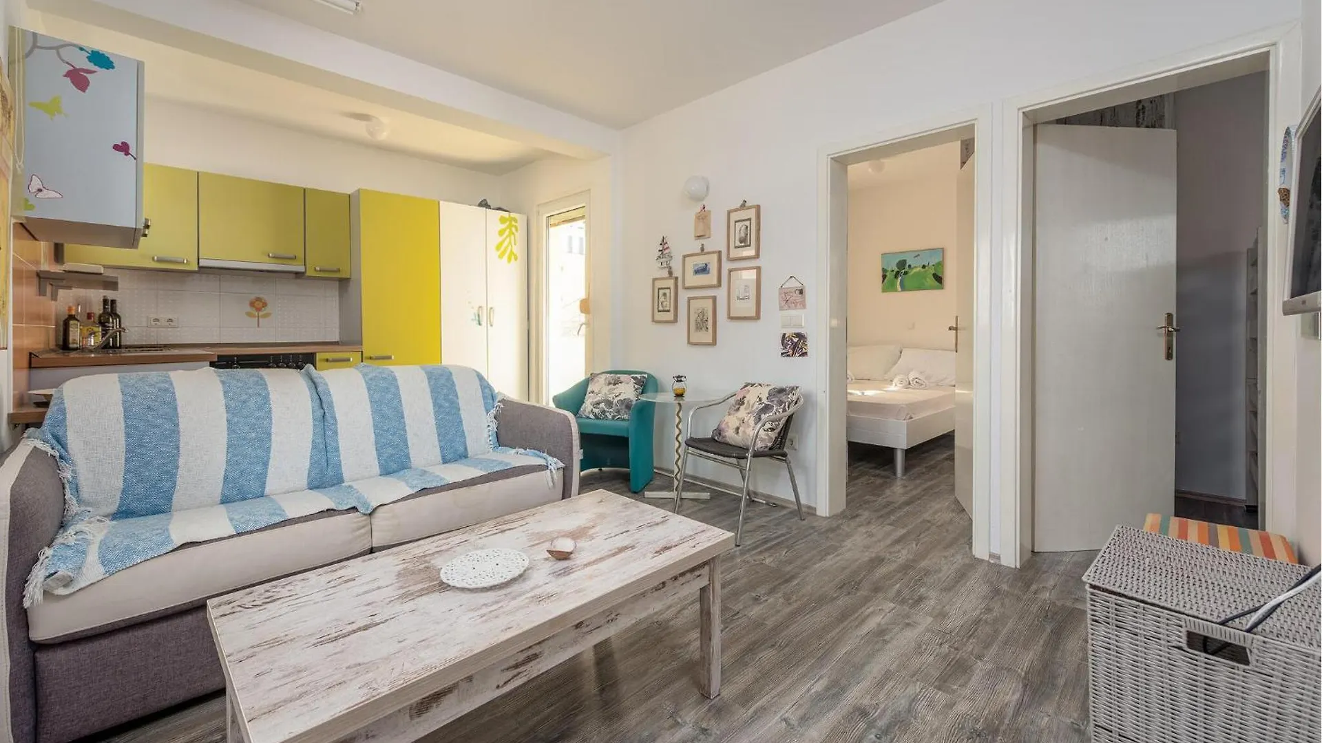 2 Bedroom Gorgeous Apartment In Petrcane 0*,