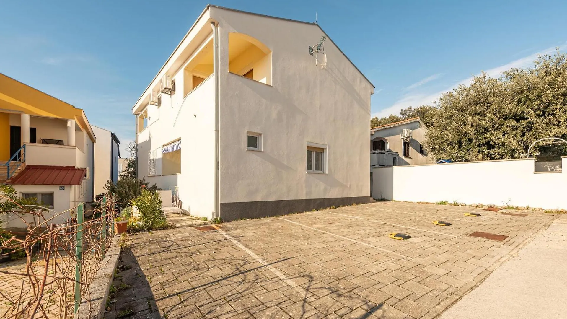 2 Bedroom Gorgeous Apartment In Petrcane